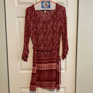 Cute patterned dress with bell sleeves and tied waist - womens size small